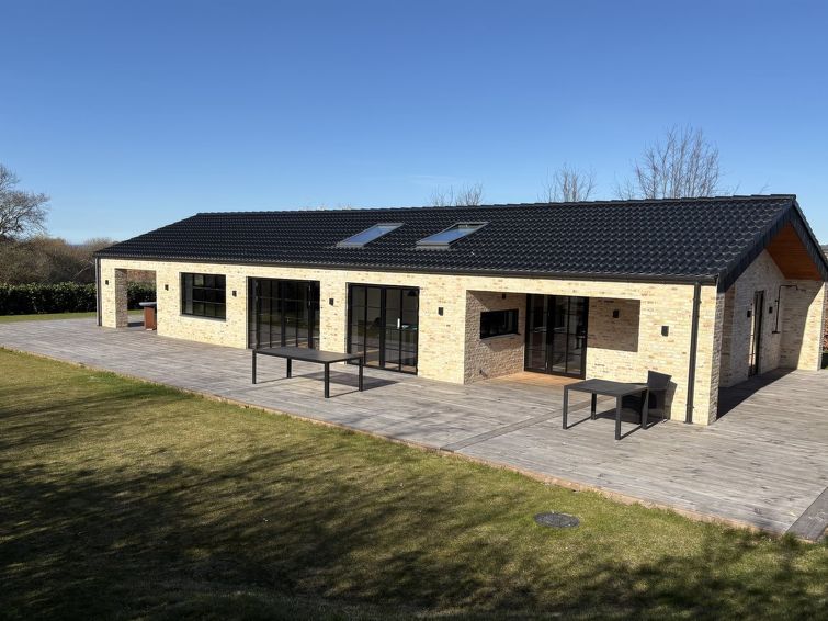 "Tähti" - 425m from the sea", huis 4-kamers 118 m2. Het objekt is geschikt voor 8 volwassenen + 1 kinderen. Woonkamer met TV. 1 kamer met 1 2-pers bed. 1 kamer met 1 2-pers bed. 1 kamer met 1 2-pers ..
