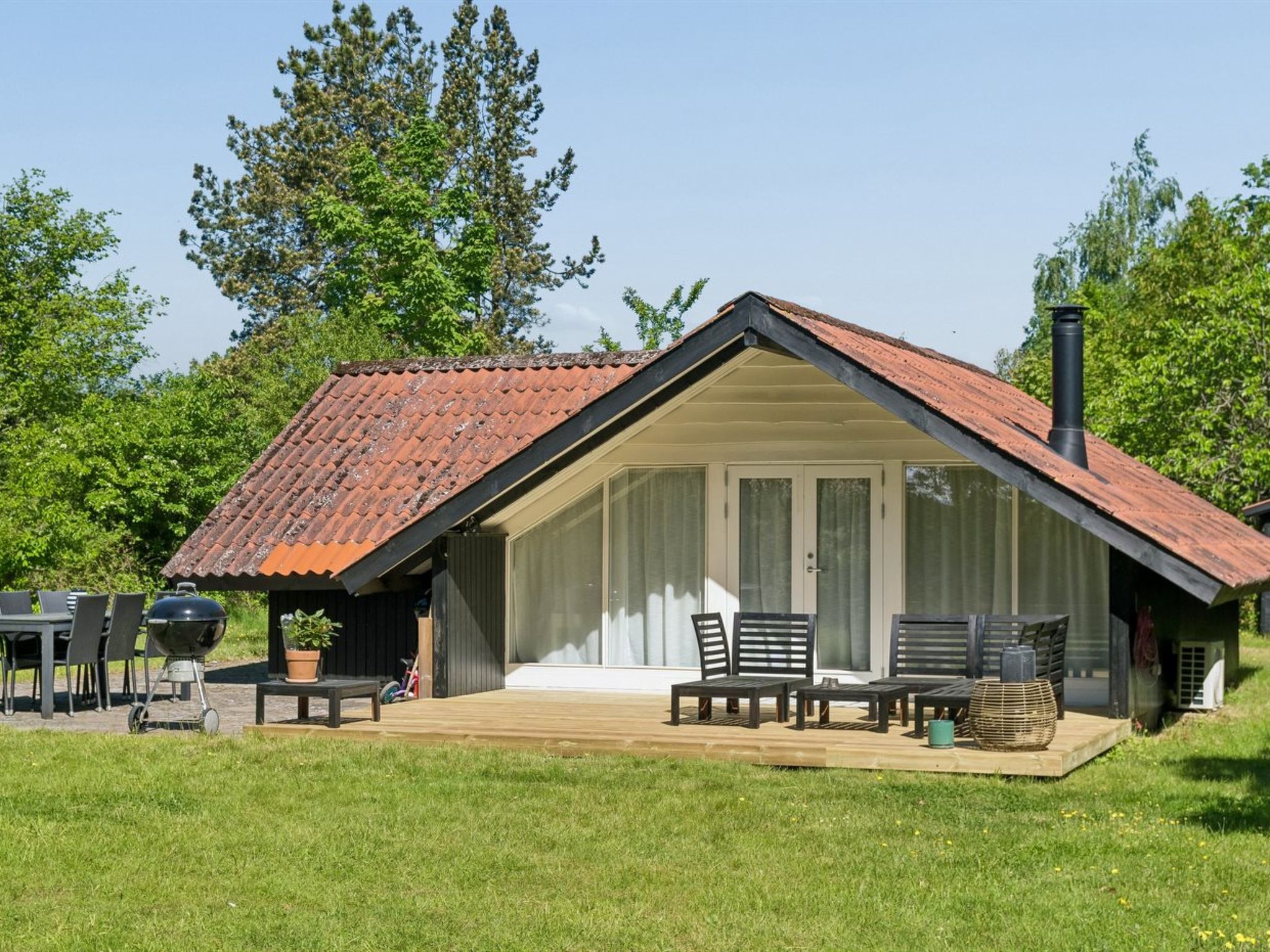 "Petkana" - 4km from the sea", huis 2-kamers 50 m2. Het objekt is geschikt voor 4 volwassenen + 1 kinderen. Woonkamer met TV. 1 kamer met 1 2-pers bed. 1 kamer met 1 2-pers bed. Keuken (oven, afwasmac..