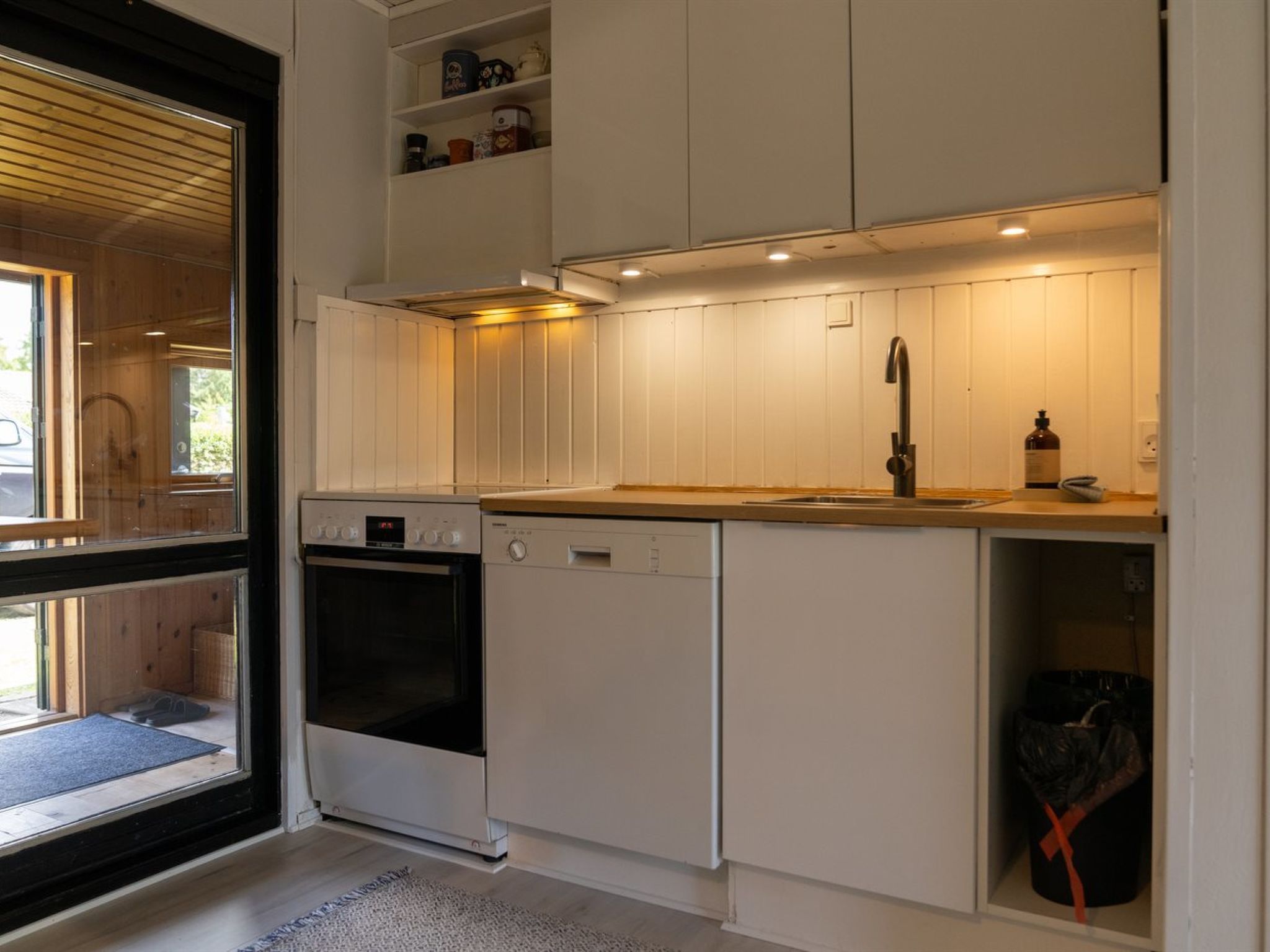 "Aapeli" - 3.9km from the sea - Binnen