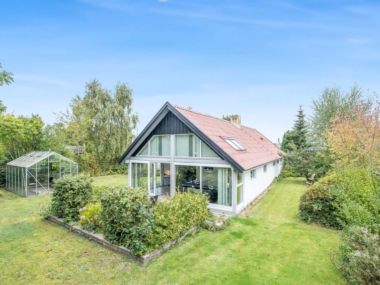 "Frida" - 125m from the sea", huis 2-kamers 72 m2. Het objekt is geschikt voor 4 volwassenen. Woonkamer met TV. 1 kamer met 2 bedden. 1 kamer met 2 bedden. Keuken (oven, afwasmachine, 4 keramische gla..
