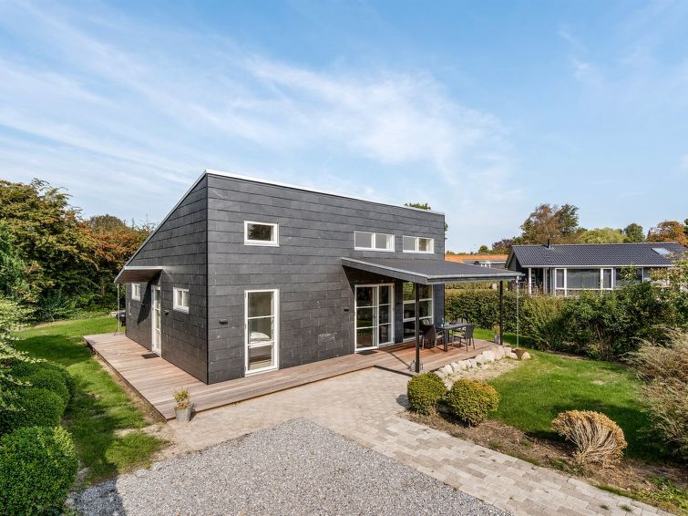 "Ilkka" - 175m from the sea", huis 2-kamers 97 m2. Het objekt is geschikt voor 6 volwassenen + 1 kinderen. Woonkamer met TV, radio en CD-speler. 1 kamer met 1 2-pers bed. Open galerij, 1 kamer met 2 b..