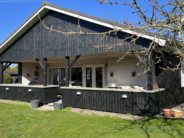 Sfeervol vakantiehuis met open haard en whirlpool in Idestrup in Idestrup