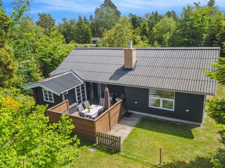 "Oiva" - 450m from the sea", huis 3-kamers 84 m2. Het objekt is geschikt voor 6 volwassenen. Woonkamer met 1 2-pers divanbed, TV, radio en CD-speler. 1 kamer met 1 2-pers bed. 1 kamer met 1 2-pers bed..
