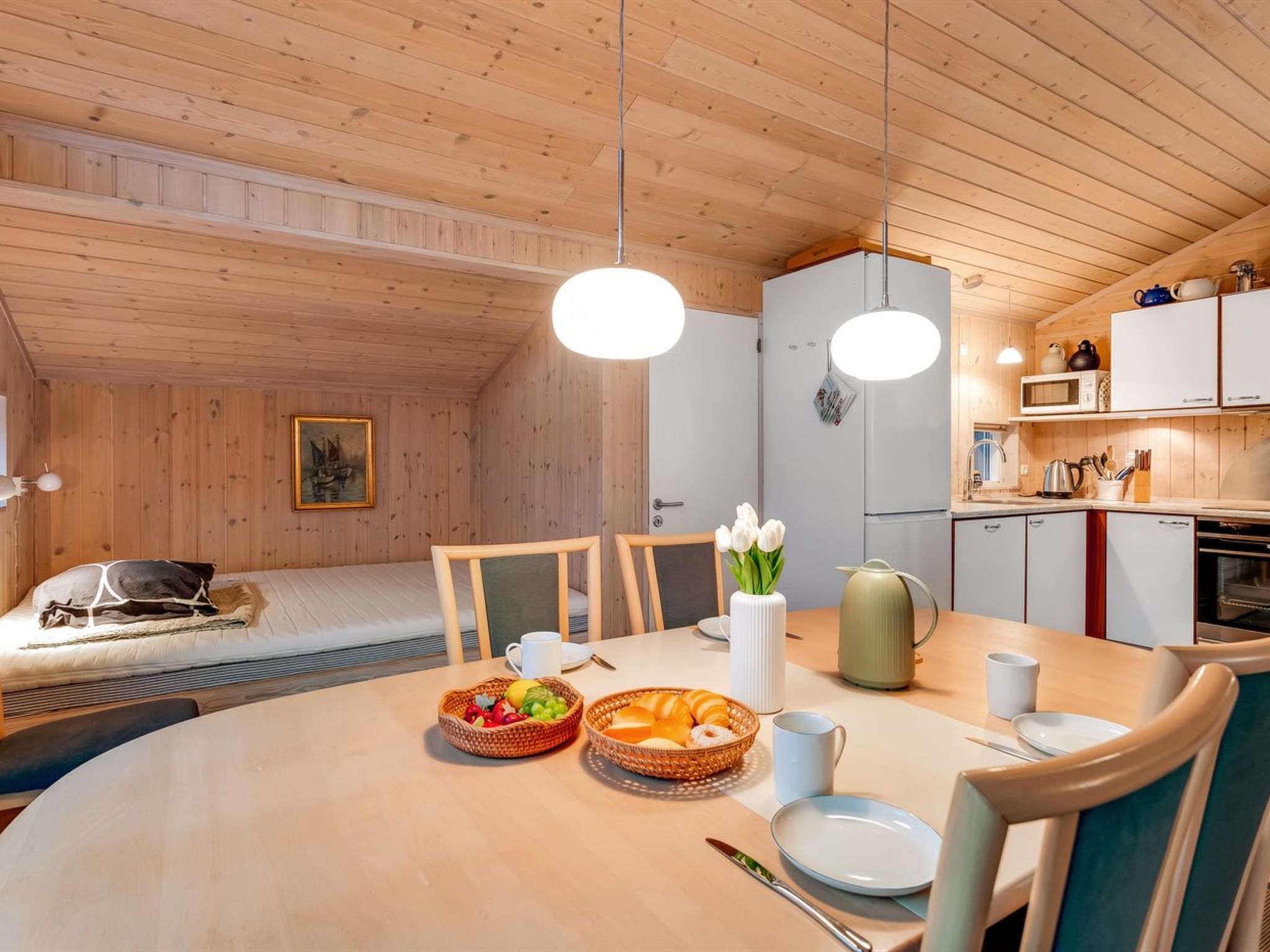 "Garth" - 50m from the sea-Binnen