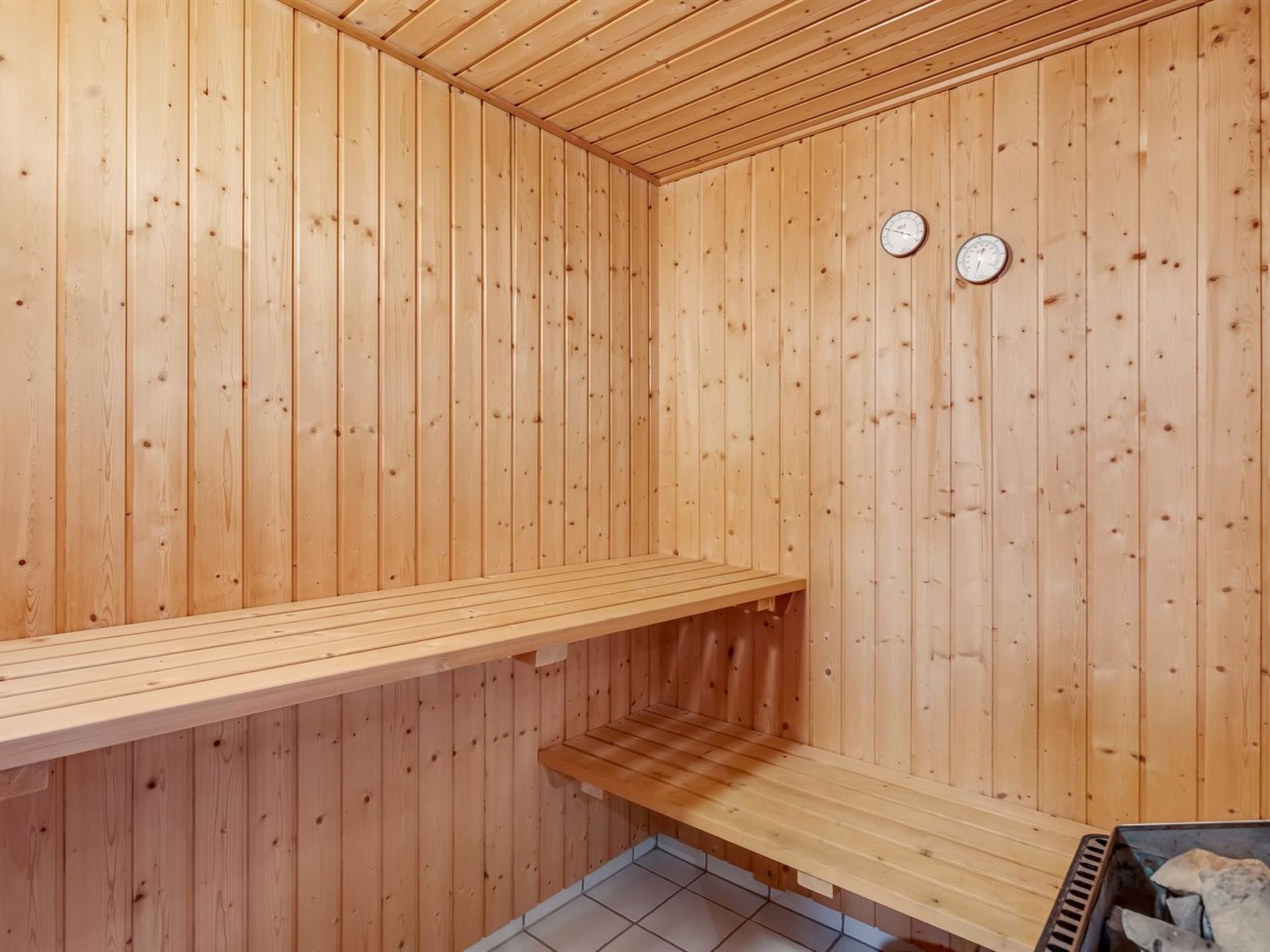 "Garth" - 50m from the sea-Binnen