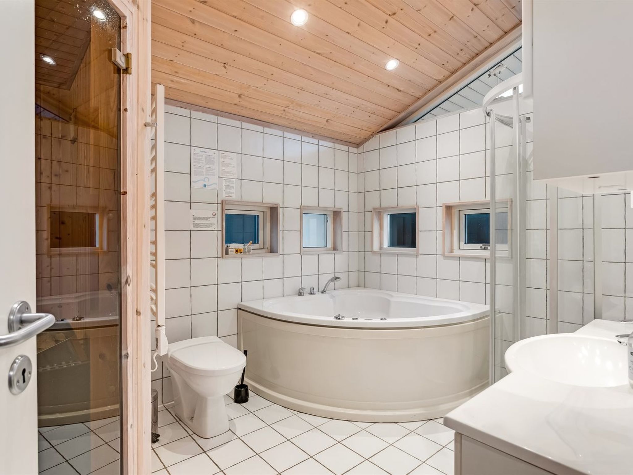 "Garth" - 50m from the sea-Binnen