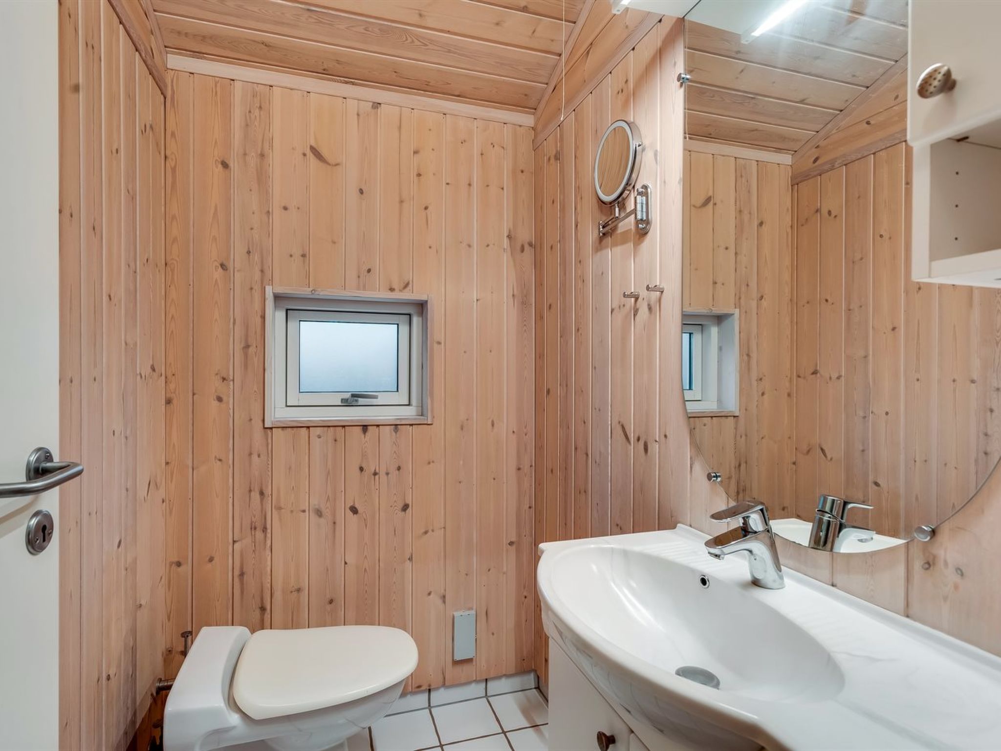 "Garth" - 50m from the sea-Binnen