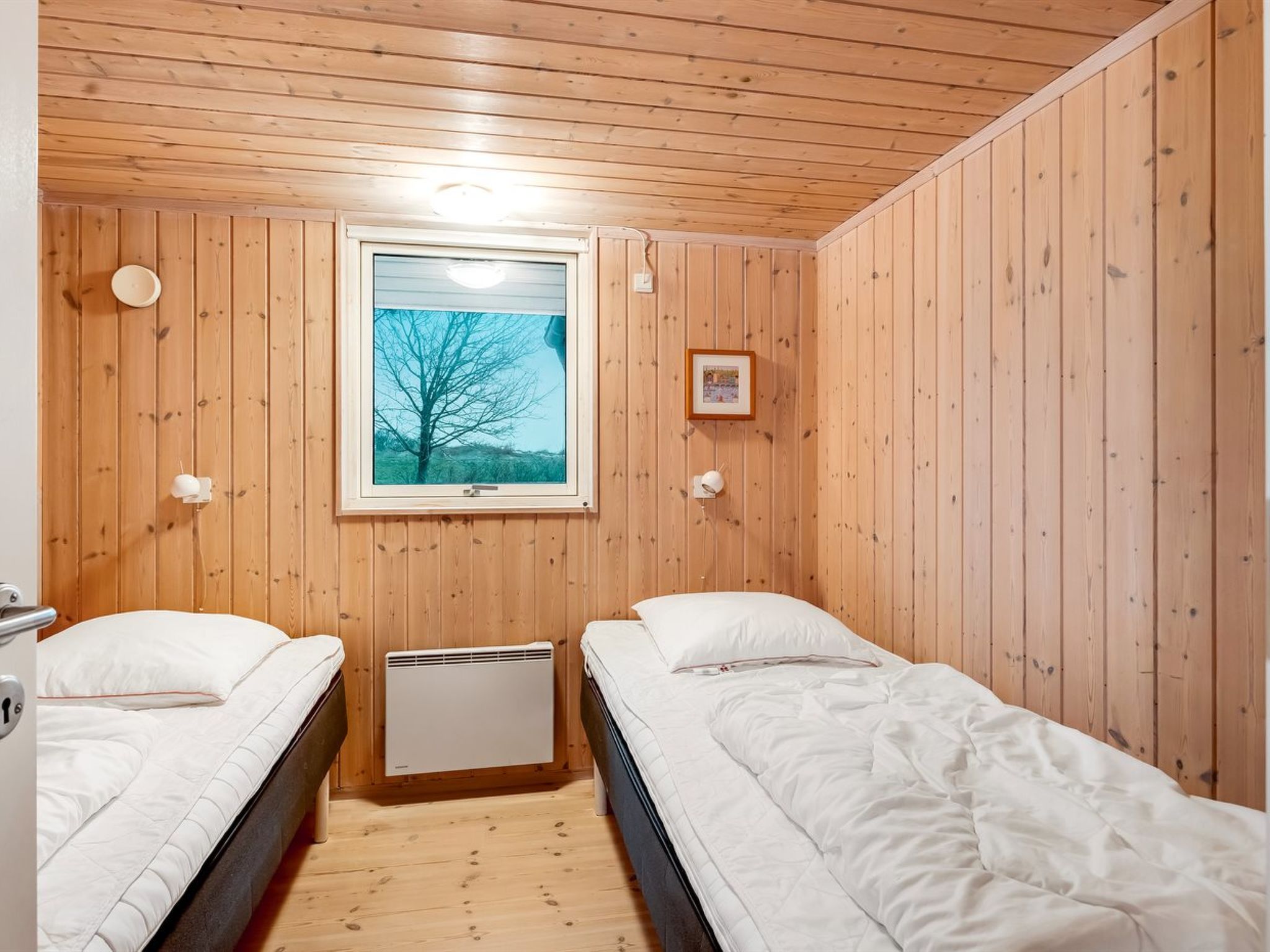 "Garth" - 50m from the sea-Binnen