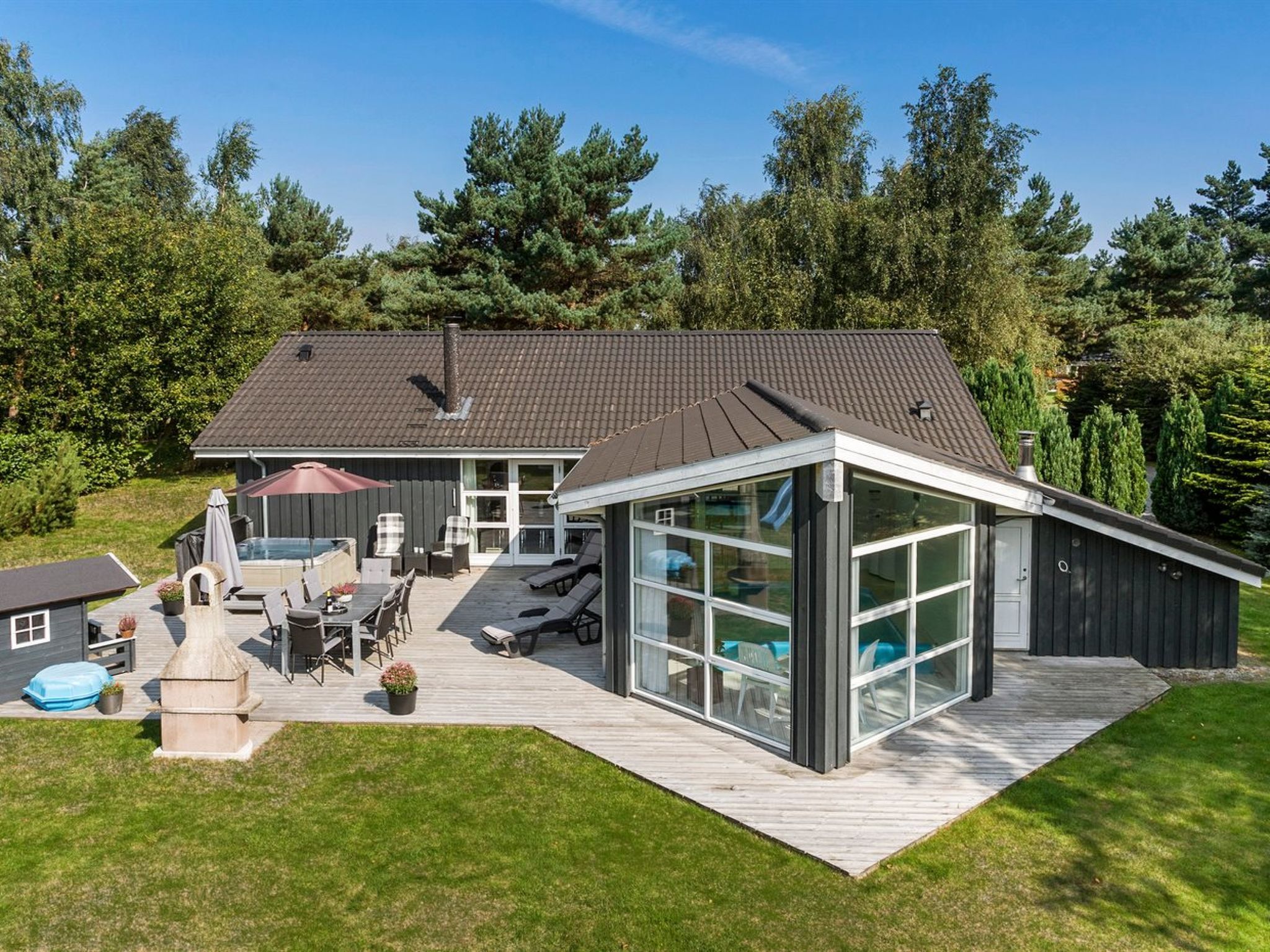 "Toa" - 600m from the sea", huis 4-kamers 140 m2. Het objekt is geschikt voor 8 volwassenen + 1 kinderen. Woonkamer met TV, CD-speler, stereo-installatie en DVD. 1 kamer met 2 bedden. 1 kamer met 2 be..