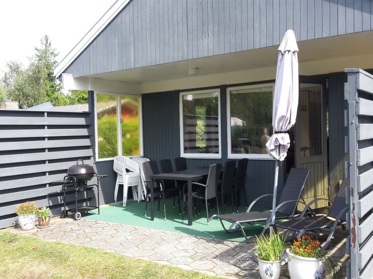"Davida" - 400m from the sea", huis 2-kamers 58 m2. Het objekt is geschikt voor 5 volwassenen. Woonkamer met TV en stereo-installatie. 1 kamer met 1 2-pers bed. 1 kamer met 1 x 2 stapelbedden. Keuken ..