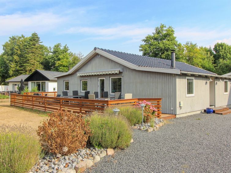 "Editha" - 800m from the sea", huis 4-kamers 130 m2. Het objekt is geschikt voor 8 volwassenen + 1 kinderen. Woonkamer met TV, radio, CD-speler en DVD. 1 kamer met 1 2-pers bed. 1 kamer met 1 2-pers b..