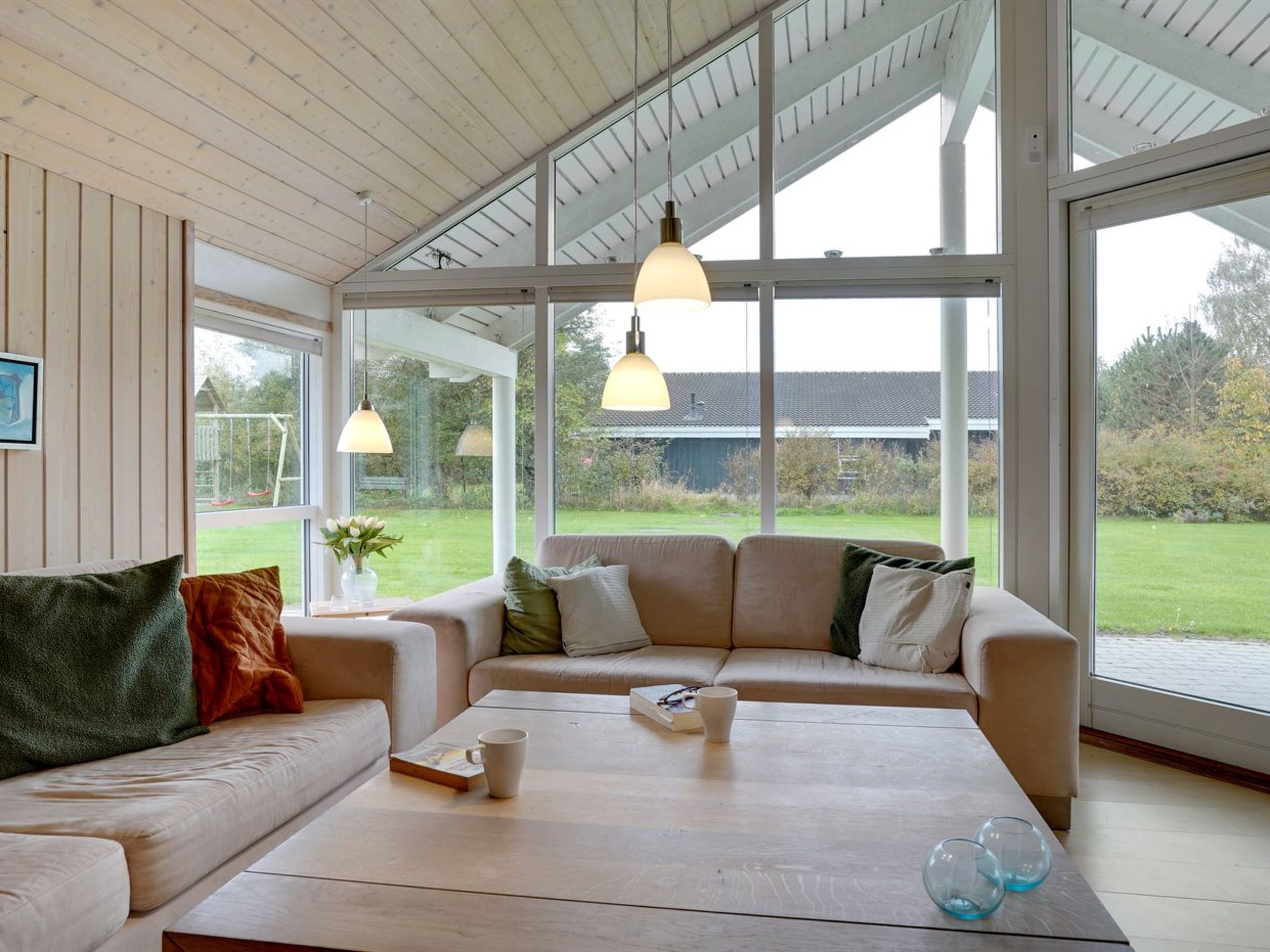 "Enid" - 700m from the sea-Binnen
