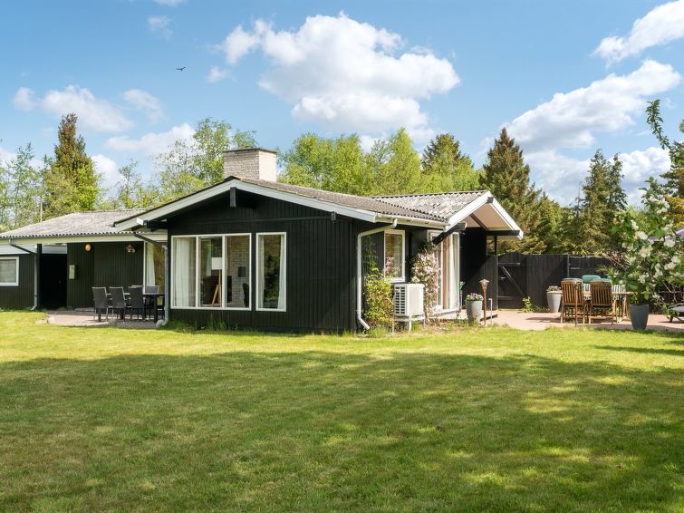 "Morle" - 600m from the sea", huis 3-kamers 82 m2. Het objekt is geschikt voor 6 volwassenen. Woonkamer met TV en radio. 1 kamer met 1 2-pers bed. 1 kamer met 1 2-pers bed. 1 kamer met 1 2-pers bed. K..