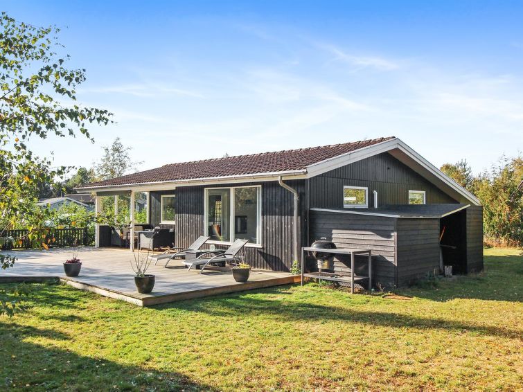 "Touko" - 850m from the sea", huis 3-kamers 61 m2. Het objekt is geschikt voor 4 volwassenen. Woonkamer met TV en radio. 1 kamer met 1 2-pers bed. 1 kamer met 2 bedden. Keuken (oven, afwasmachine, 4 k..