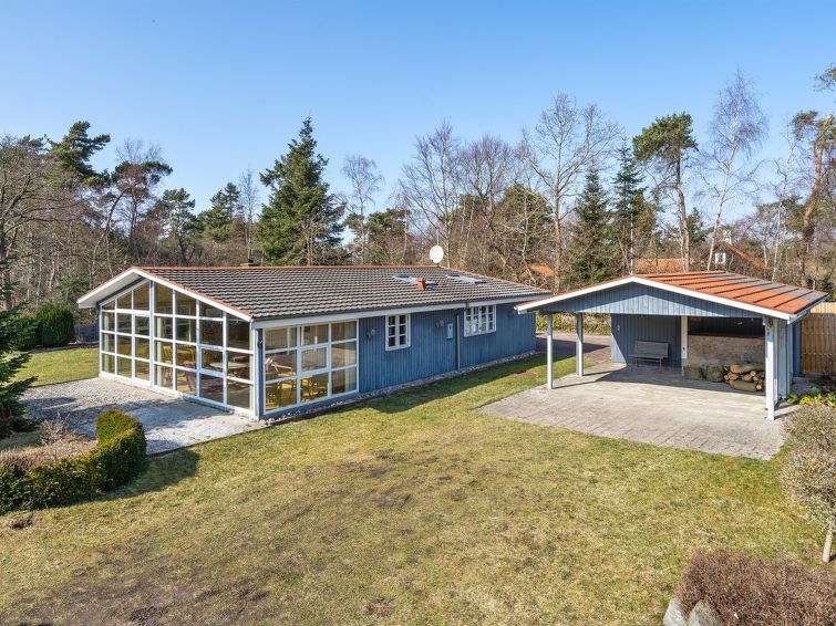 "Sanna" - 330m from the sea", huis 4-kamers 125 m2. Het objekt is geschikt voor 8 volwassenen + 2 kinderen. 1 kamer met 1 2-pers bed. 1 kamer met 2 bedden. Studio 1 kamer met met 2 bedden en 1 x 2 sta..