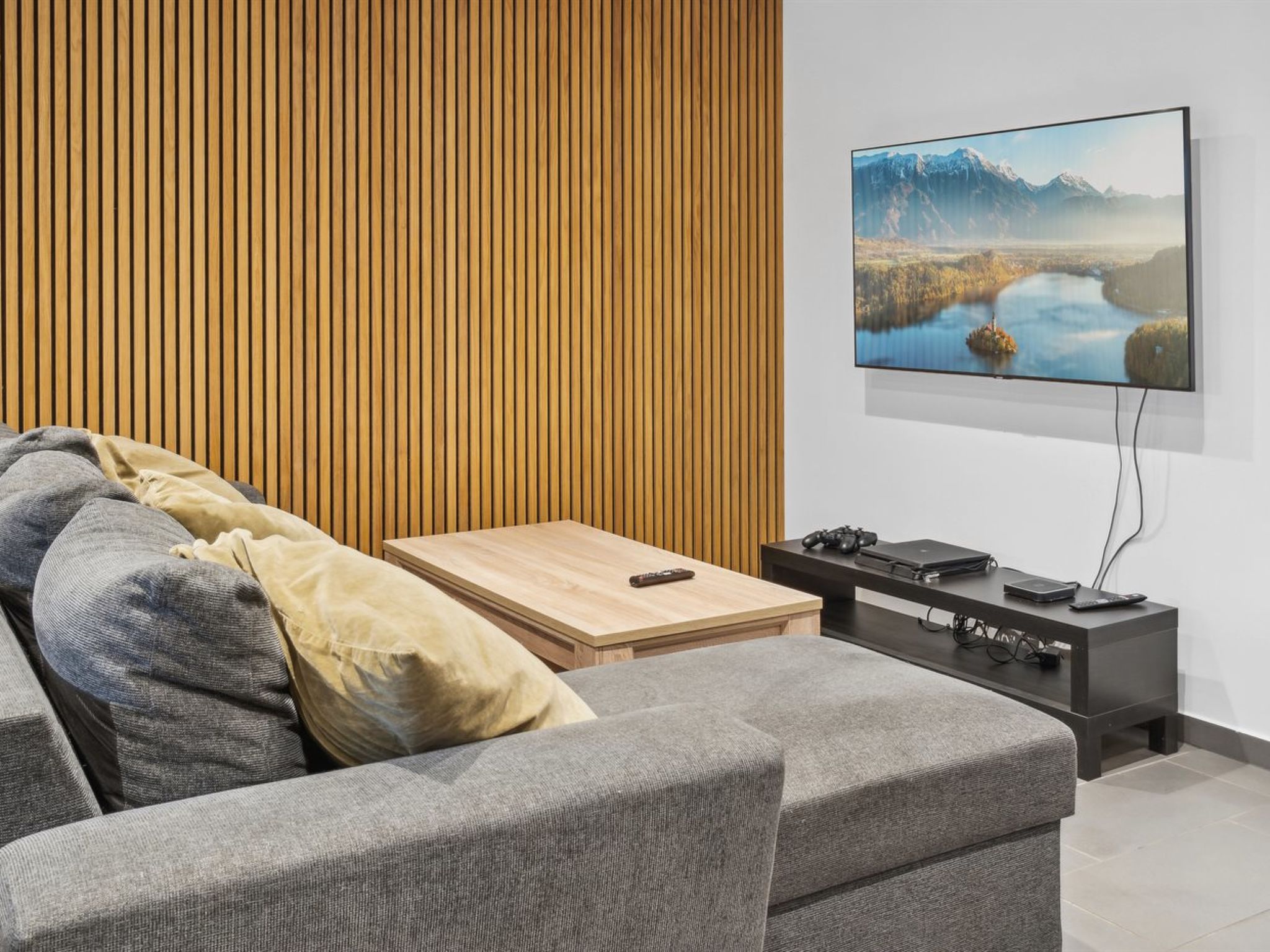 "Bjarka" - 700m from the sea-Binnen