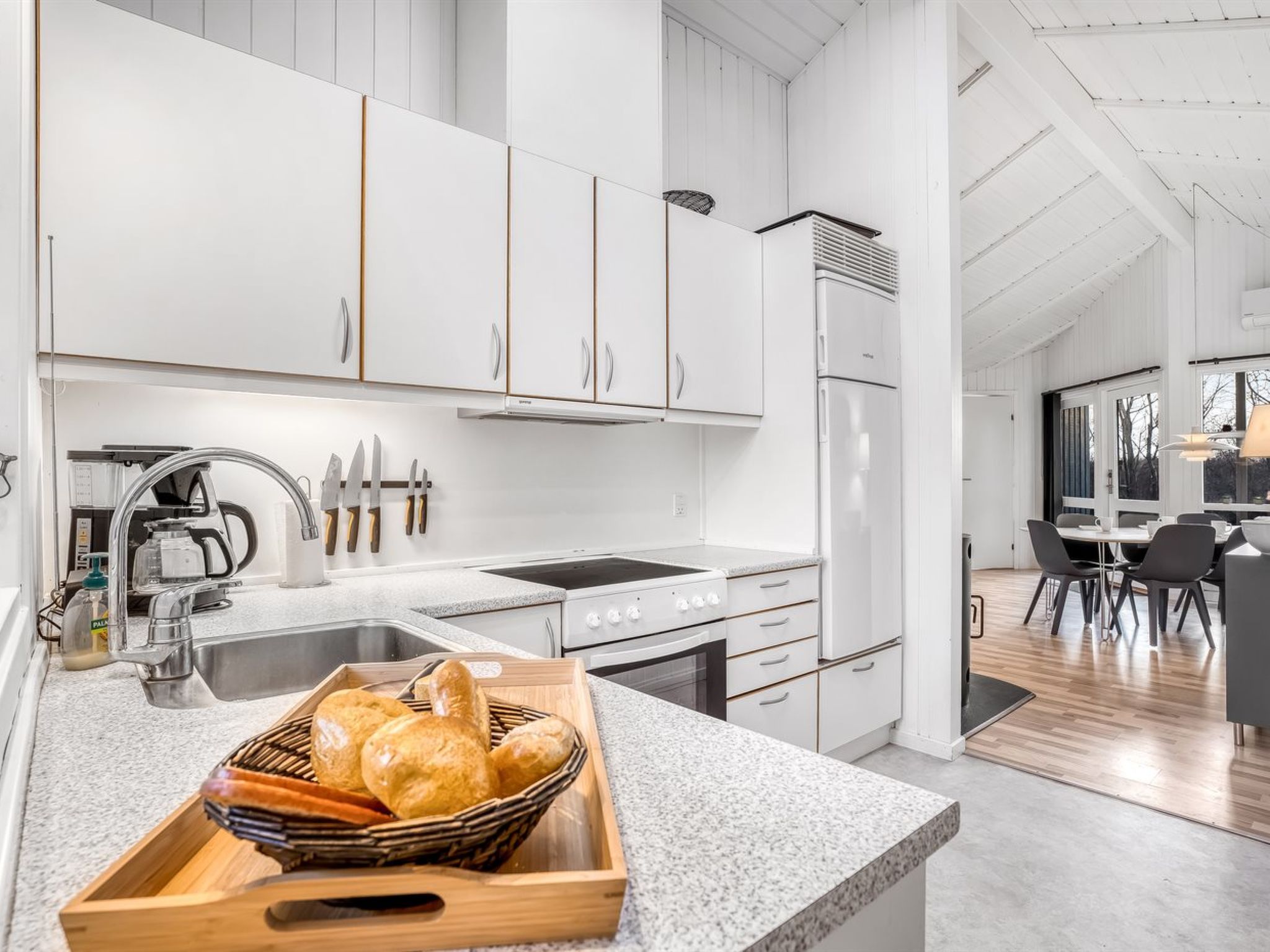 "Bjart" - 1.5km from the sea - Binnen