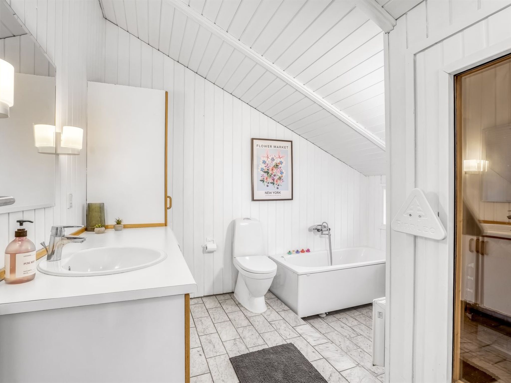 "Bjart" - 1.5km from the sea - Binnen