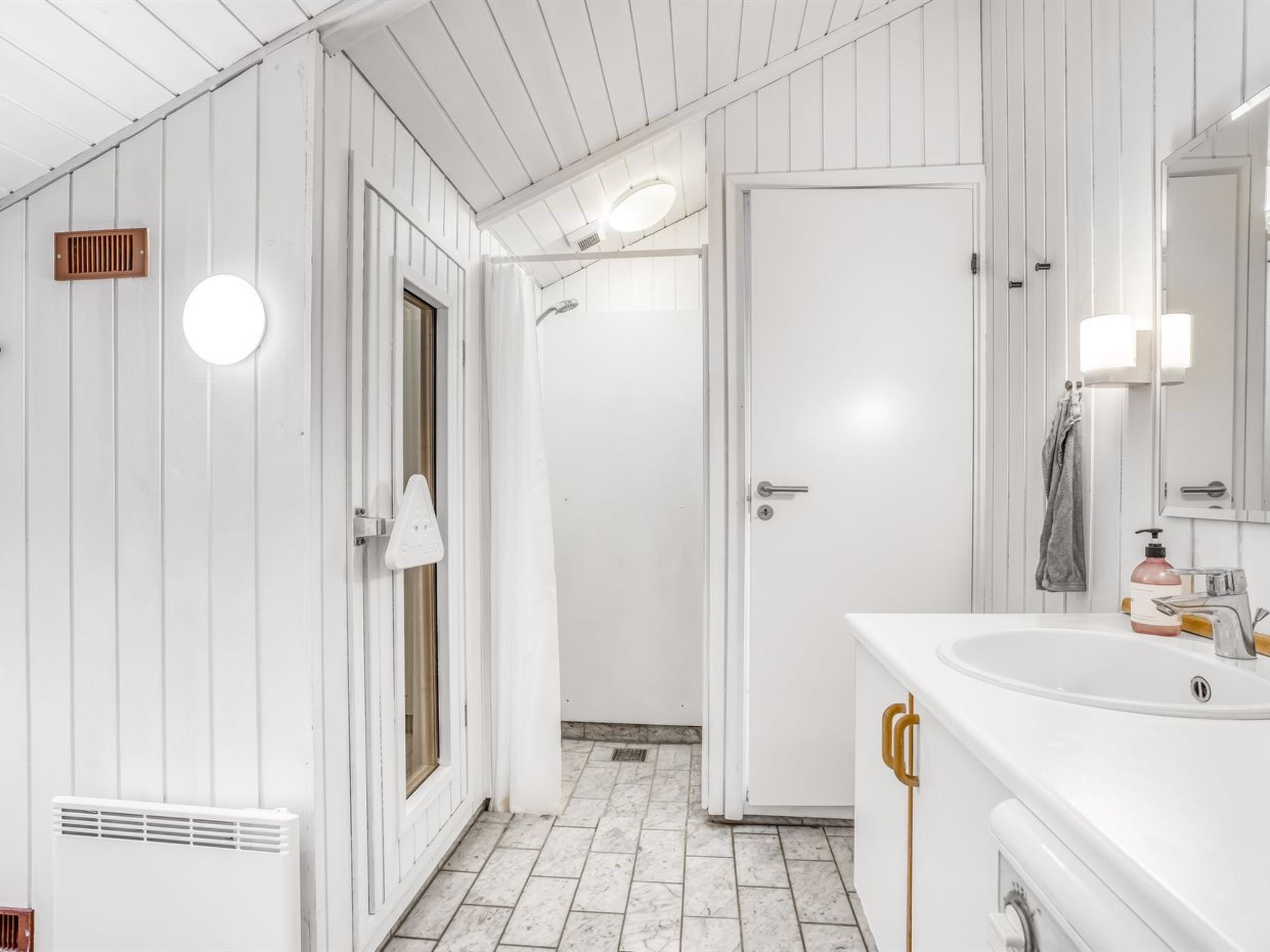 "Bjart" - 1.5km from the sea - Binnen