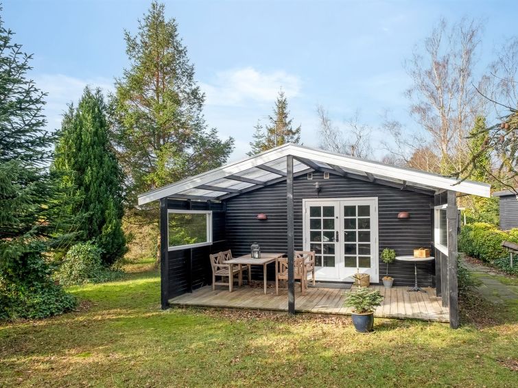 "Synnöve" - 350m from the sea", huis 3-kamers 90 m2. Het objekt is geschikt voor 6 volwassenen. Woonkamer met TV. 1 kamer met 1 2-pers bed. 1 kamer met 1 2-pers bed. 1 kamer met 2 bedden. Keuken (ove..