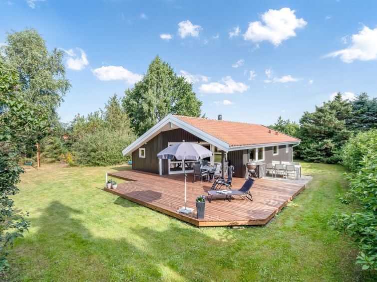 "Arnsten" - 900m from the sea", huis 3-kamers 74 m2. Het objekt is geschikt voor 6 volwassenen. Woonkamer met TV. 1 kamer met 1 2-pers bed. 1 kamer met 1 2-pers bed. Keuken (oven, afwasmachine, 4 kera..