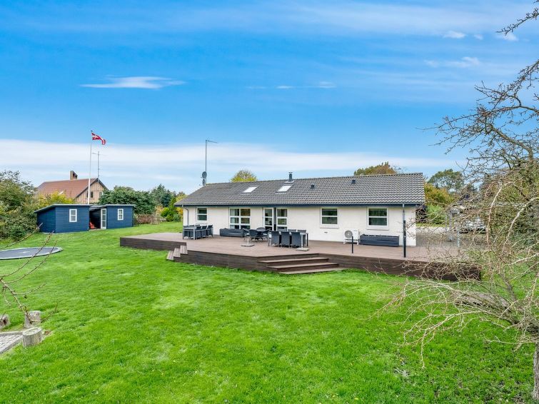 "Laulu" - 200m from the sea", huis 4-kamers 120 m2. Het objekt is geschikt voor 8 volwassenen. Woonkamer met TV, radio, CD-speler en DVD. 1 kamer met 2 bedden. 1 kamer met 2 bedden. 1 kamer met 2 bedd..