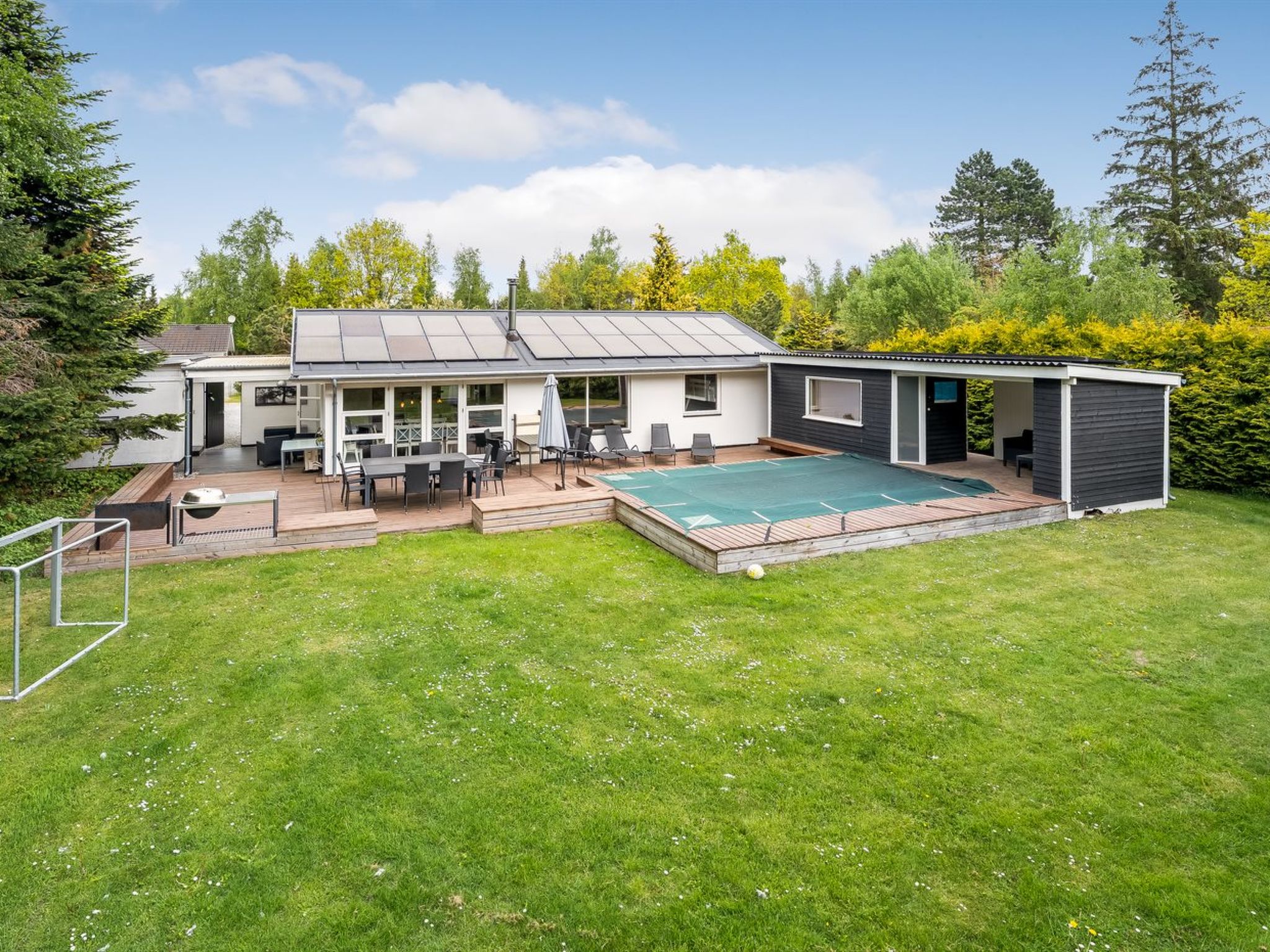 "Erna" - 900m from the sea", huis 4-kamers 120 m2. Het objekt is geschikt voor 10 volwassenen. Woonkamer met TV en radio. 1 kamer met 1 2-pers bed. 1 kamer met 1 2-pers bed. Studio 1 kamer met met 2 x..