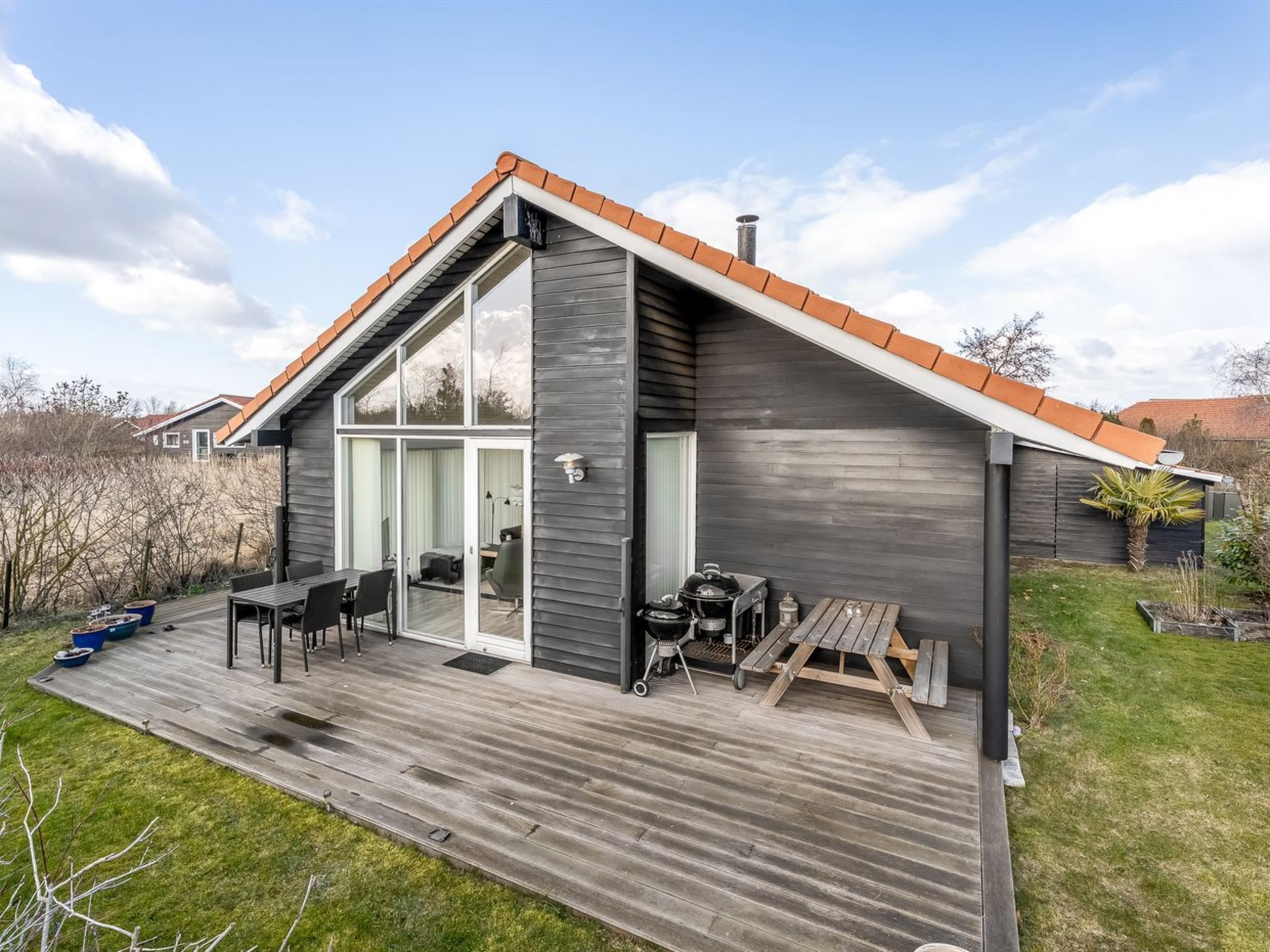 "Safina" - 1km from the sea", huis 3-kamers 107 m2. Het objekt is geschikt voor 6 volwassenen. Woonkamer met TV. 1 kamer met 1 2-pers bed. 1 kamer met 1 2-pers bed. 1 kamer met 2 bedden. Keuken (oven,..