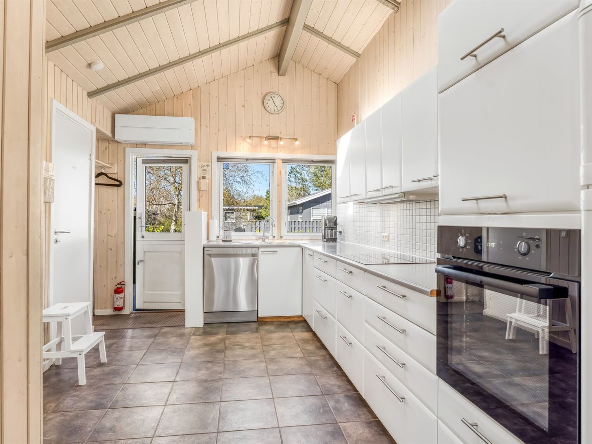 "Roope" - 1.3km from the sea - Binnen