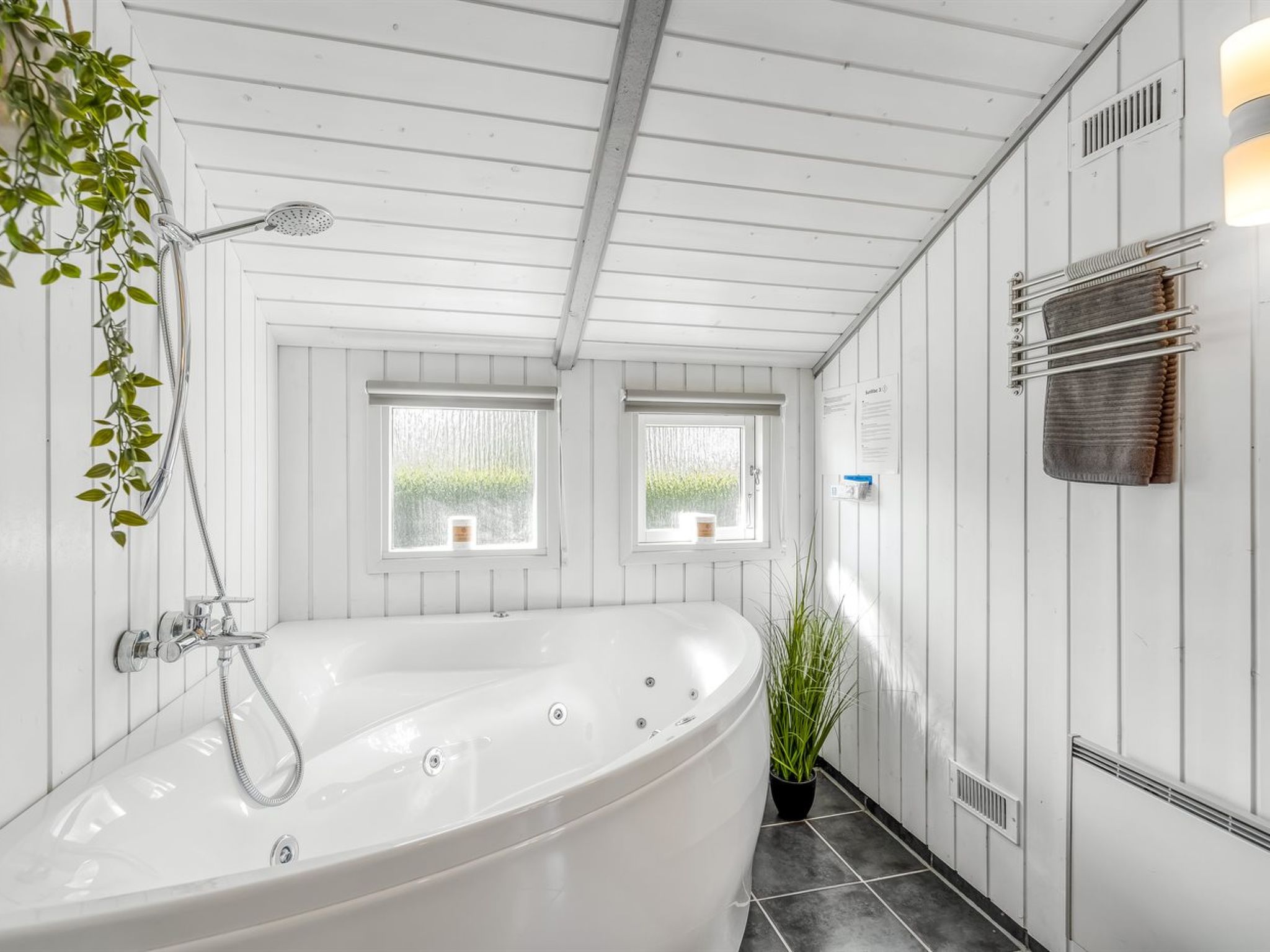 "Roope" - 1.3km from the sea - Binnen
