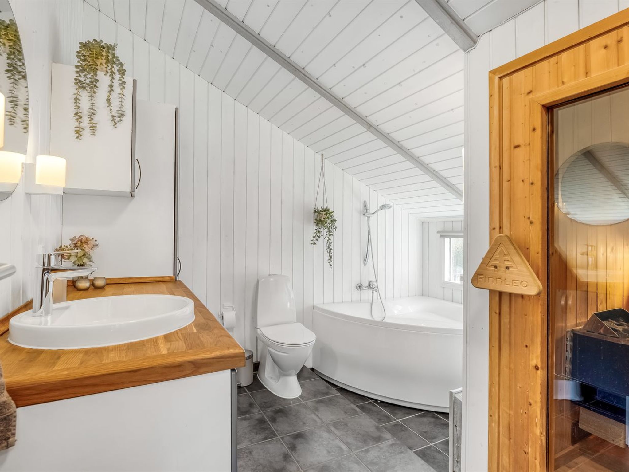 "Roope" - 1.3km from the sea - Binnen