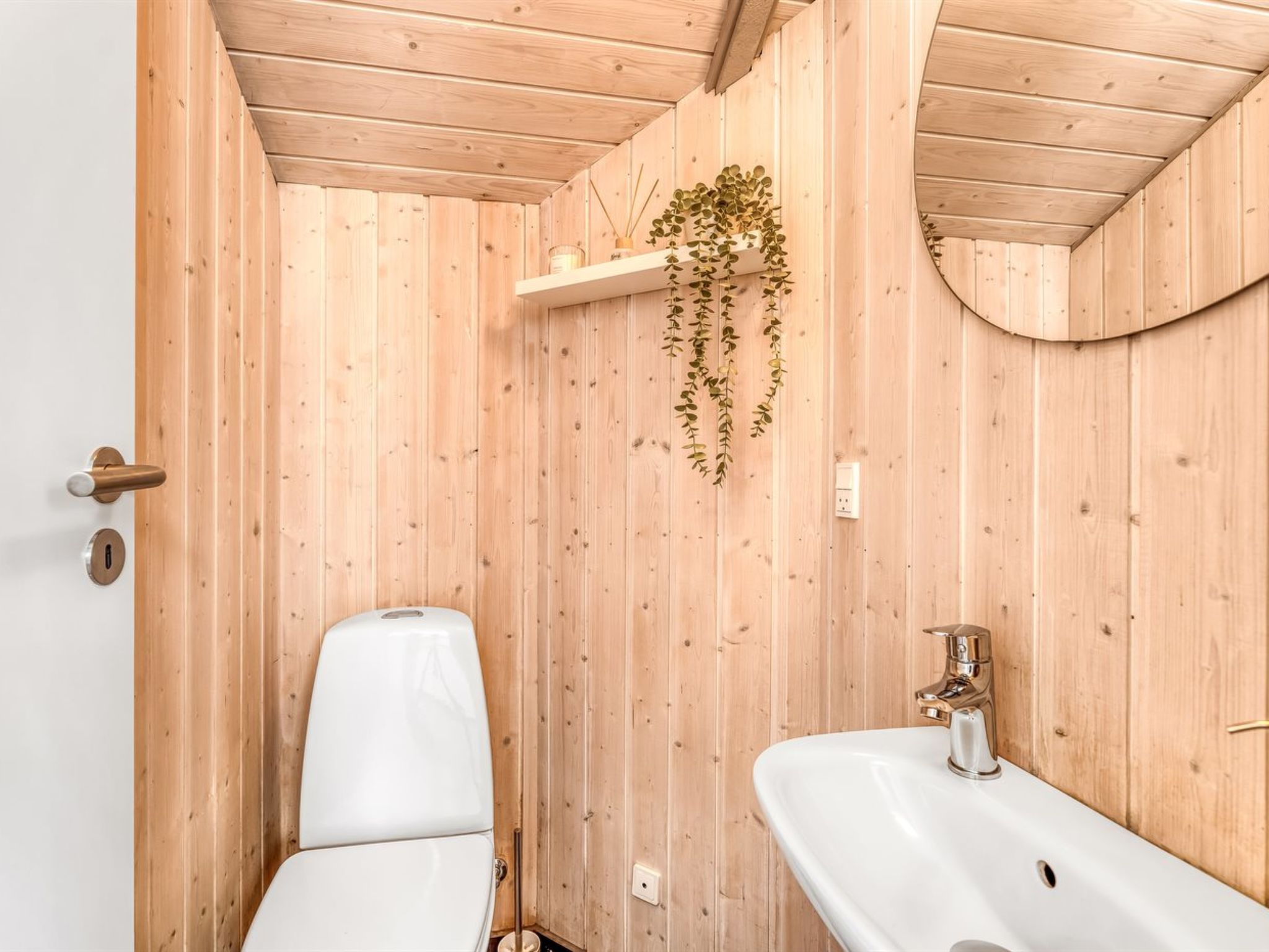 "Roope" - 1.3km from the sea - Binnen