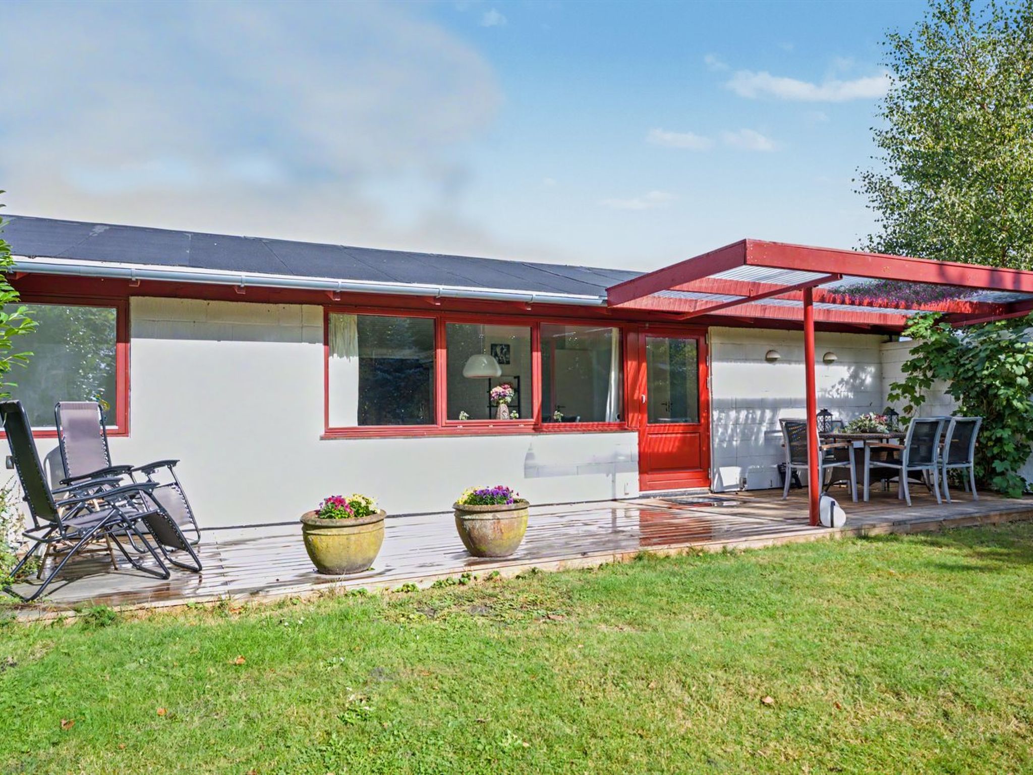 "Mea" - 750m from the sea", huis 3-kamers 66 m2. Het objekt is geschikt voor 6 volwassenen. Woonkamer met TV. 1 kamer met 1 2-pers bed. 1 kamer met 1 2-pers bed. 1 kamer met 2 bedden. Keuken (4-pits k..