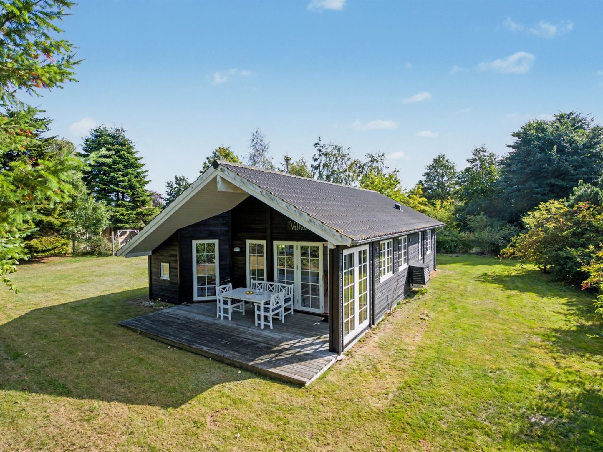 "Heidrun" - 400m from the sea", huis 4-kamers 73 m2. Het objekt is geschikt voor 6 volwassenen + 1 kinderen. Woonkamer met TV en radio. 1 kamer met 1 2-pers bed. Studio 1 kamer met met 1 bed en 1 x 2 ..