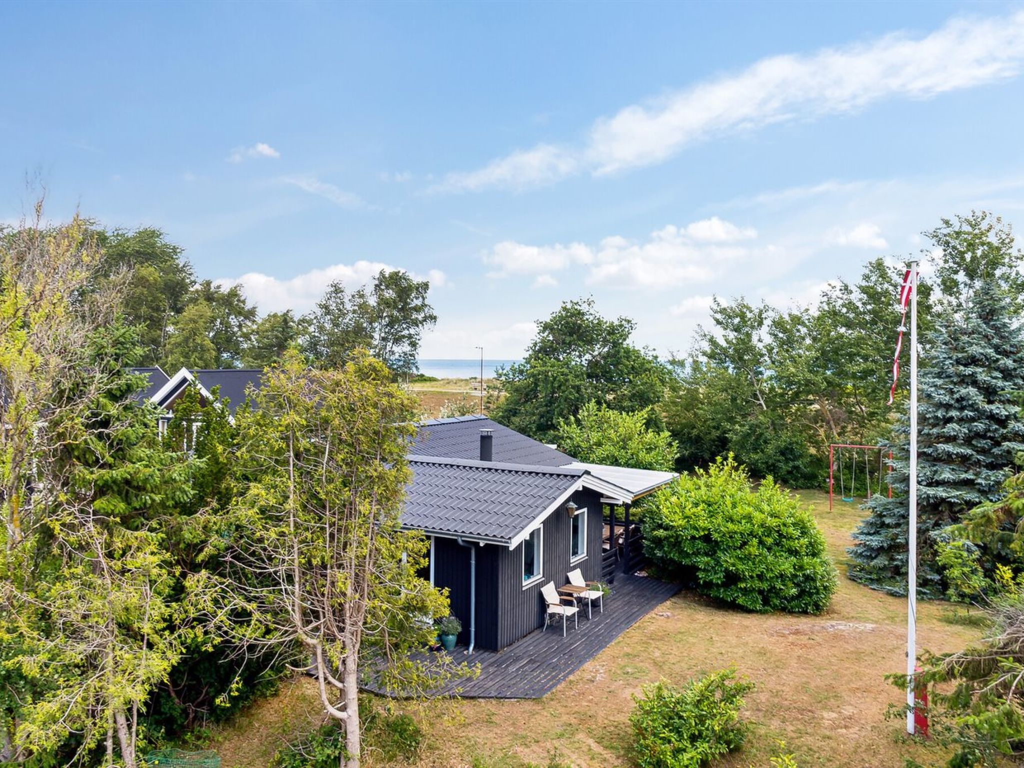 "Margit" - 10m from the sea", huis 3-kamers 92 m2. Het objekt is geschikt voor 6 volwassenen. Woonkamer met TV. 1 kamer met 1 2-pers bed. 1 kamer met 1 2-pers bed. 1 kamer met 1 2-pers bed. Keuken (4-..