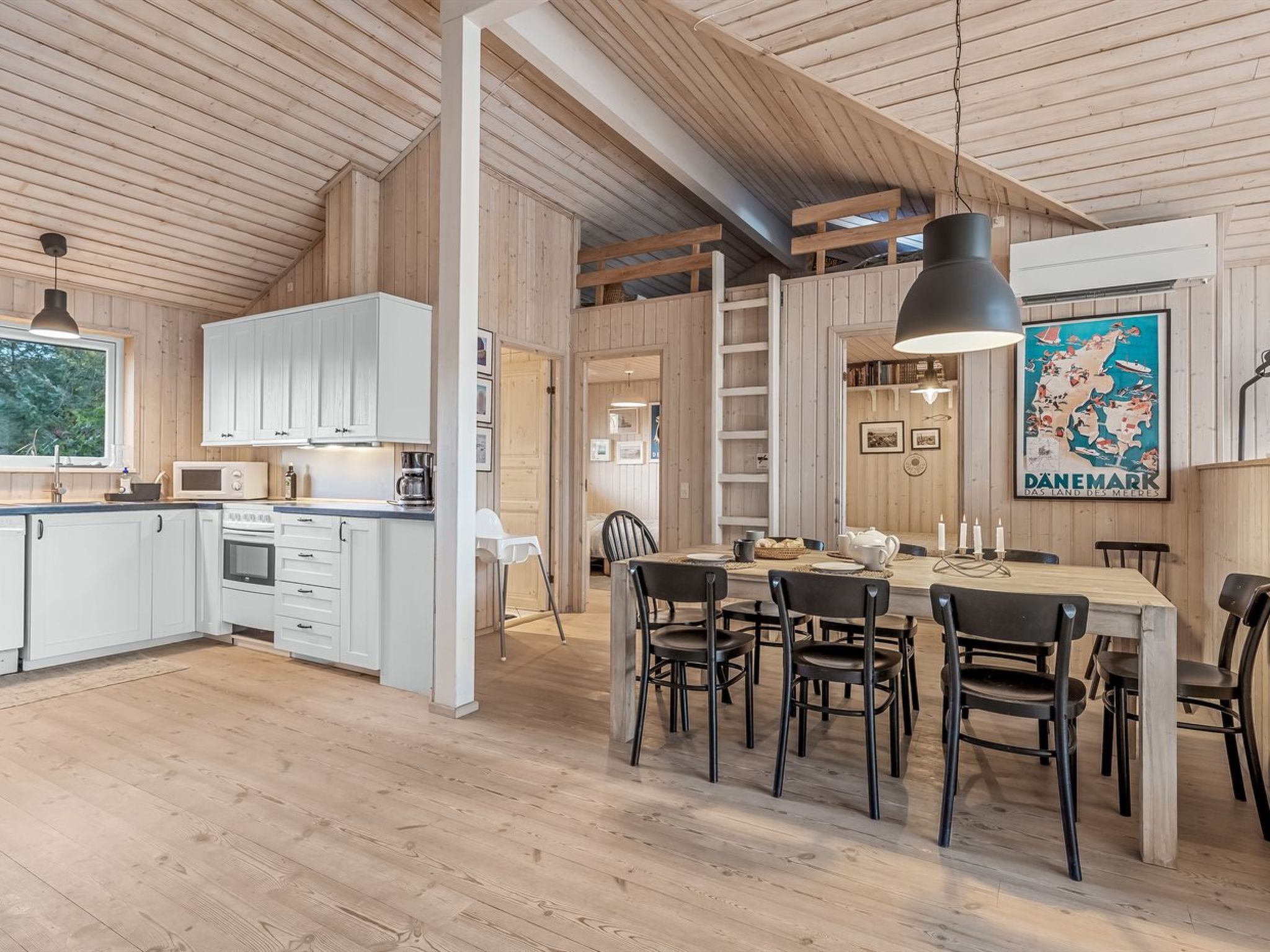 "Åse" - 1.3km from the sea-Drinnen