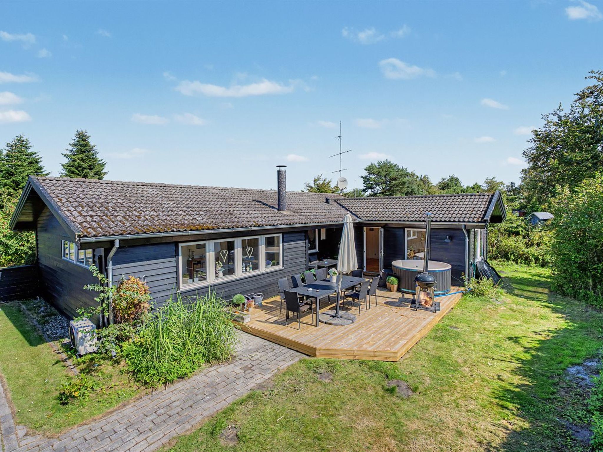"Leve" - 300m from the sea", Haus 109 m2. Objekt geeignet für 6 Erwachsene + 1 Kind. Wohnzimmer mit TV. 1 Zimmer mit 2 Diwanbetten. 1 Zimmer mit 1 Doppelbett. 1 Zimmer mit 1 Diwanbett und 1 Doppelbet..