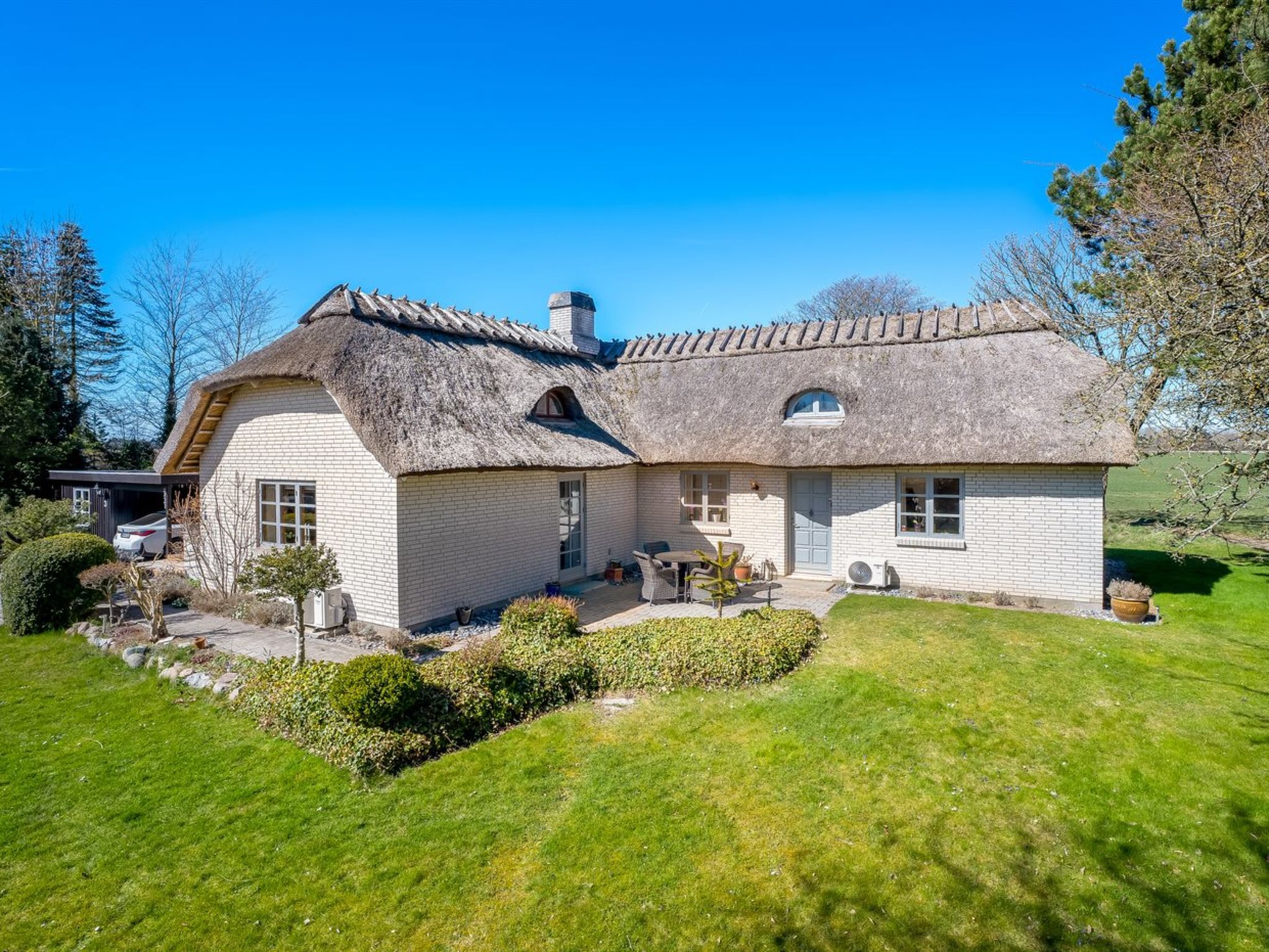 "Fausta" - 2km from the sea", huis 3-kamers 124 m2. Het objekt is geschikt voor 6 volwassenen. Woonkamer met 1 2-pers divanbed, TV en radio. 1 kamer met 1 2-pers bed. 1 kamer met 2 bedden. Keuken (ove..