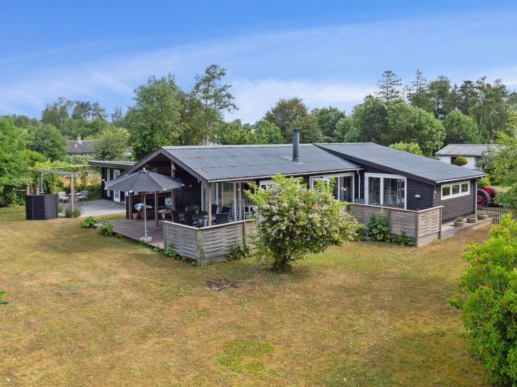 "Holmwith" - 200m from the sea", 4-Zimmer-Haus 76 m2. Objekt geeignet für 5 Erwachsene + 2 Kinder. Wohnzimmer mit TV. 1 Zimmer mit 1 Doppelbett. 1 Zimmer mit 1 Doppeldiwanbett. Studio 1 Zimmer mit mi..
