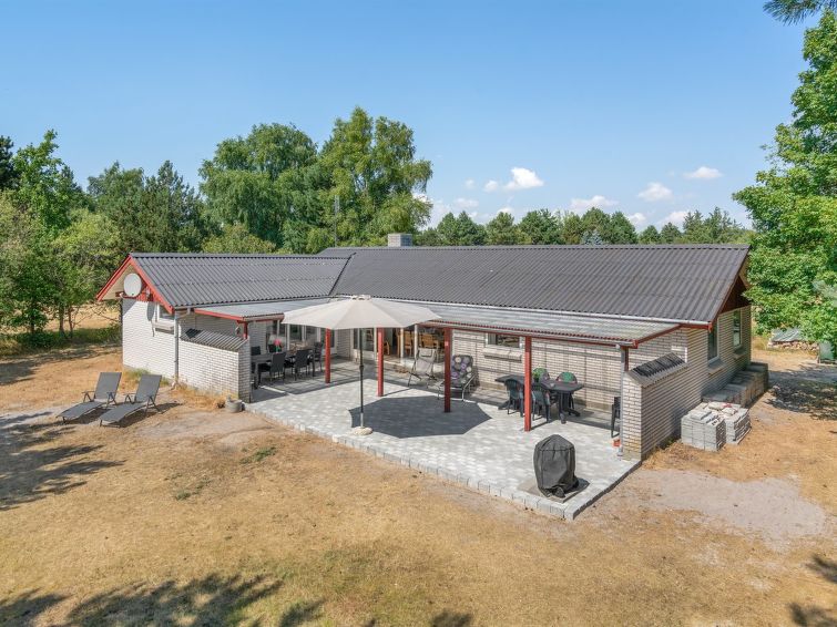 "Sitta" - 400m from the sea", huis 4-kamers 124 m2. Het objekt is geschikt voor 8 volwassenen + 1 kinderen. Woonkamer met TV, video, CD-speler, stereo-installatie en DVD. 1 kamer met 1 2-pers bed. 1 k..