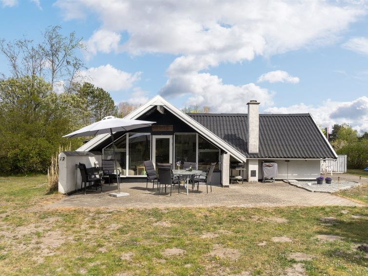 "Arnfin" - 160m from the sea", huis 2-kamers 60 m2. Het objekt is geschikt voor 4 volwassenen. Woonkamer met TV, radio en DVD. 1 kamer met 1 2-pers bed. 1 kamer met 1 2-pers bed. Keuken (oven, 4 keram..