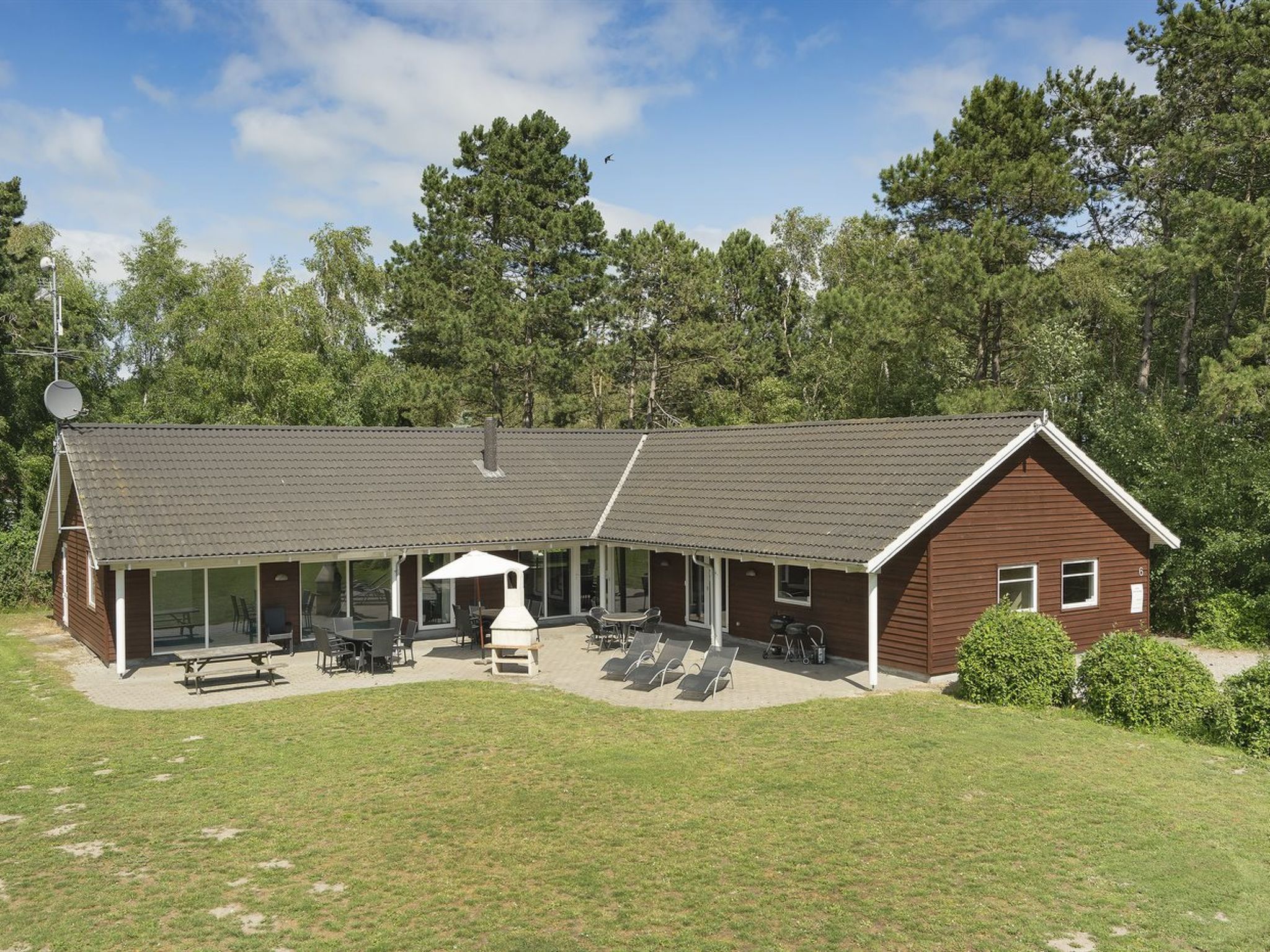 "Hughe" - 300m from the sea