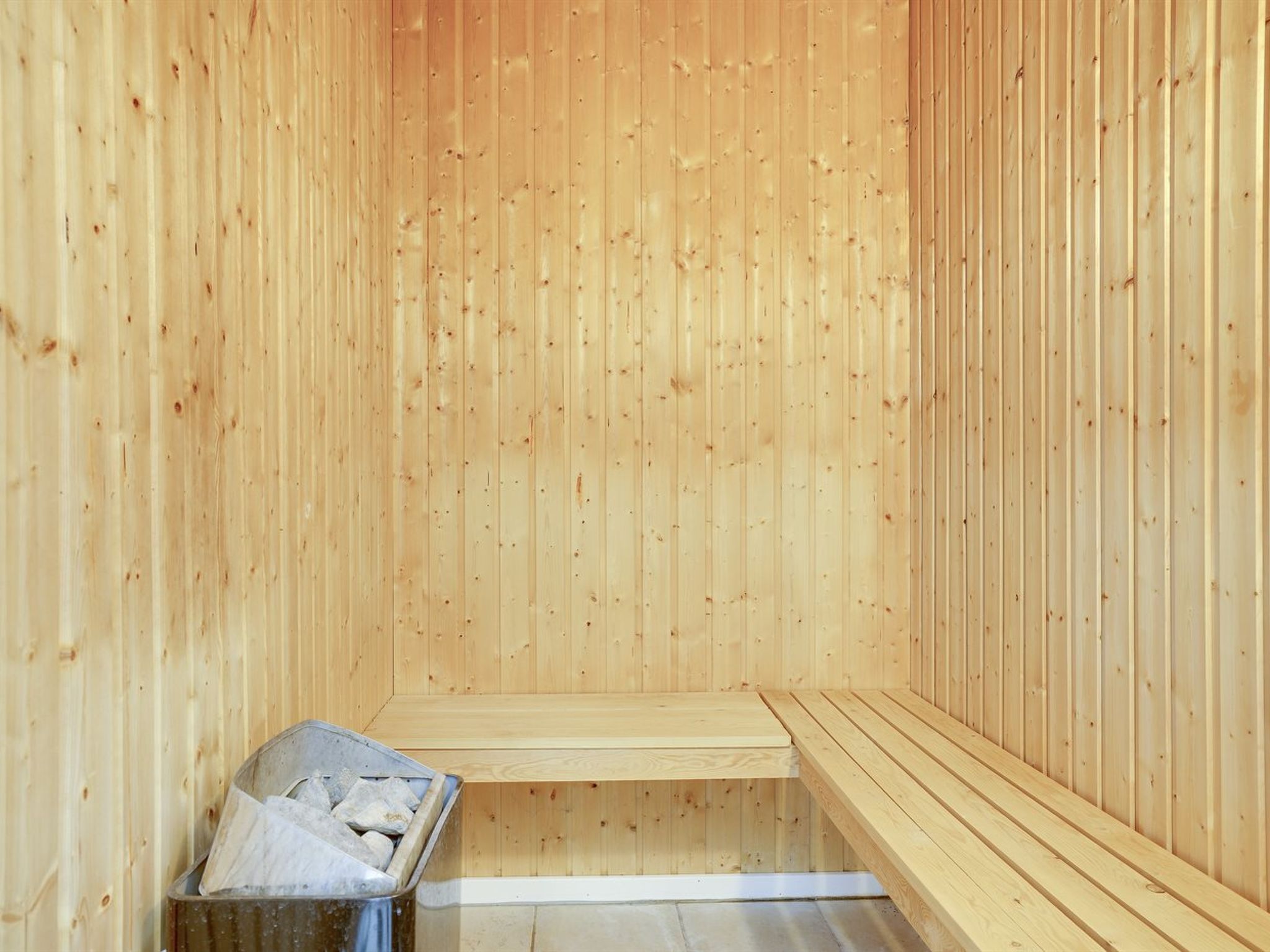 "Hughe" - 300m from the sea - Inside