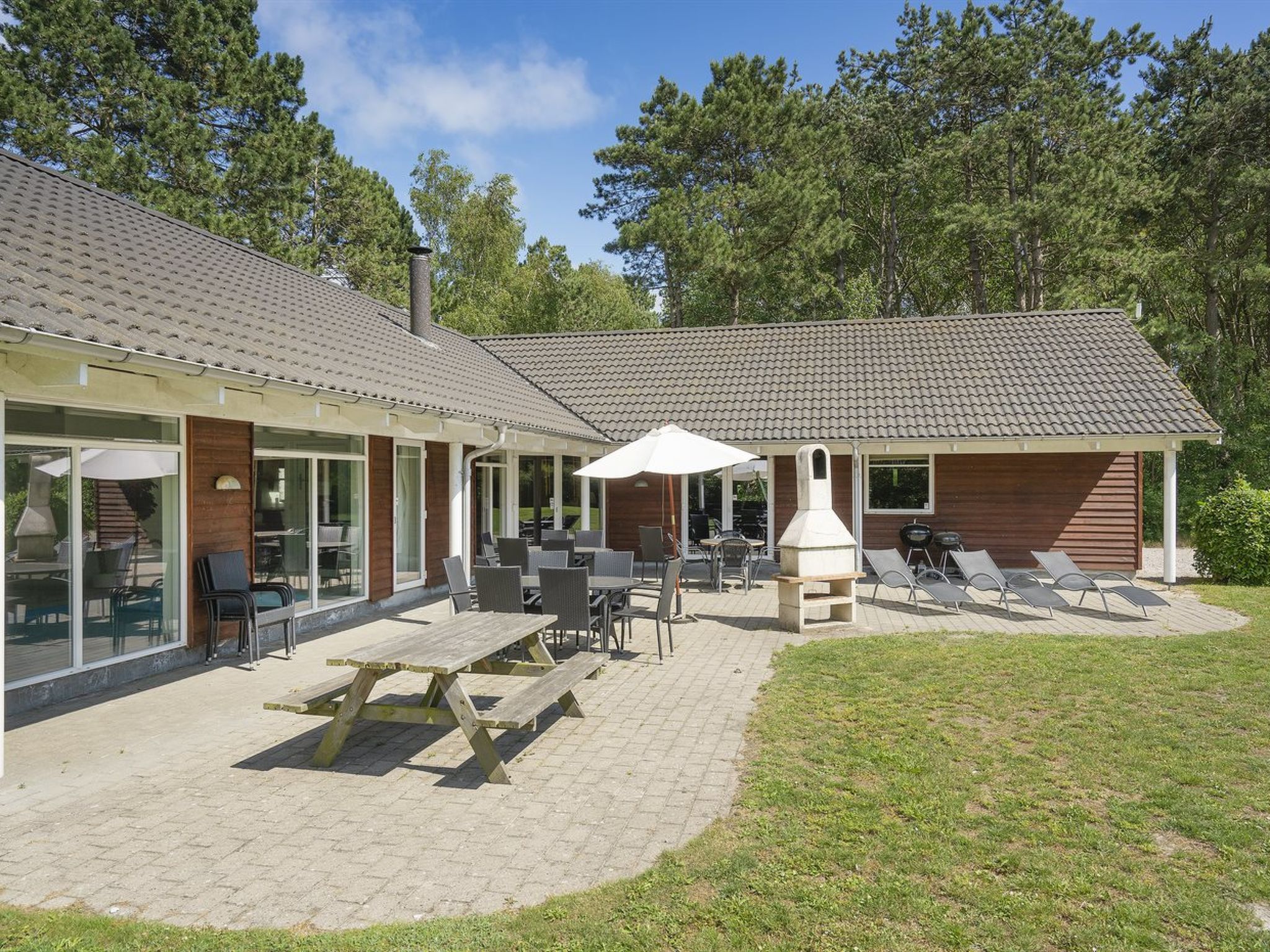 "Hughe" - 300m from the sea - Outside