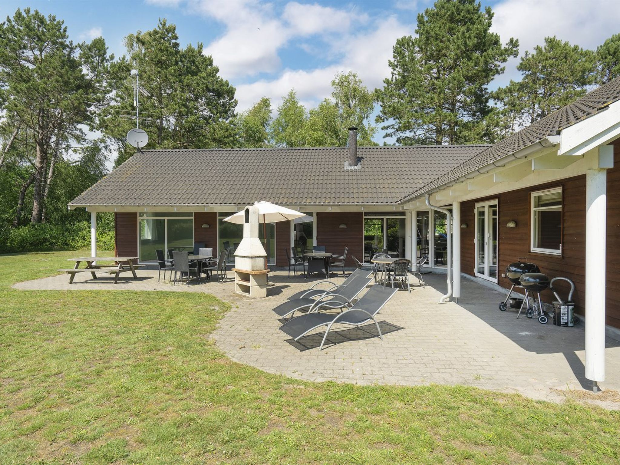 "Hughe" - 300m from the sea - Outside