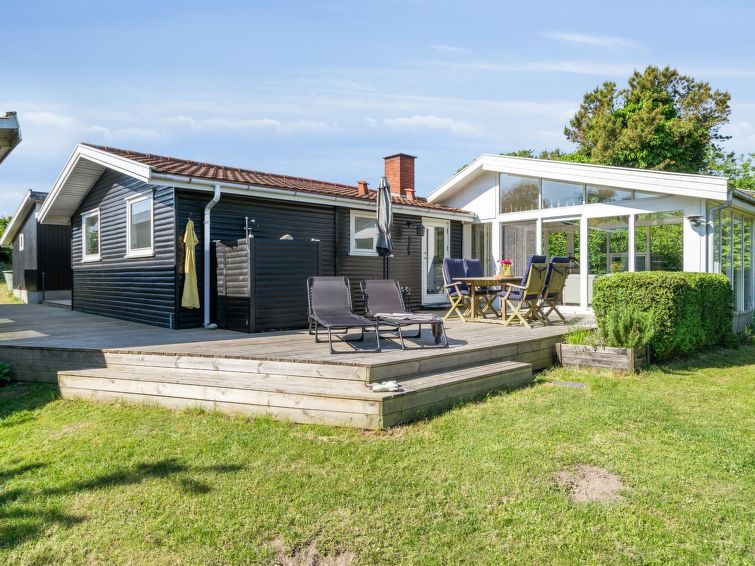 "Felis" - 75m from the sea", huis 3-kamers 97 m2. Het objekt is geschikt voor 6 volwassenen + 1 kinderen. Woonkamer met TV. 1 kamer met 1 2-pers bed. Studio 1 kamer met met 1 2-pers bed. Keuken (oven,..