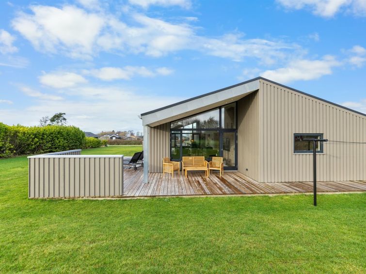 "Tydkil" - 250m from the sea", huis 4-kamers 148 m2. Het objekt is geschikt voor 8 volwassenen. Woonkamer met TV. 1 kamer met 2 bedden. 1 kamer met 2 bedden. 1 kamer met 2 bedden. 1 kamer met 2 bedden..