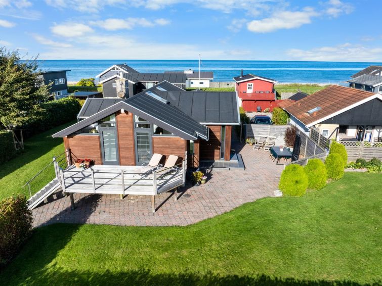 "Berner" - 40m from the sea", huis 2-kamers 93 m2. Het objekt is geschikt voor 6 volwassenen + 1 kinderen. Woonkamer met TV. 1 kamer met 1 2-pers bed. Open galerij, 1 kamer met 1 2-pers bed en 2 slaap..