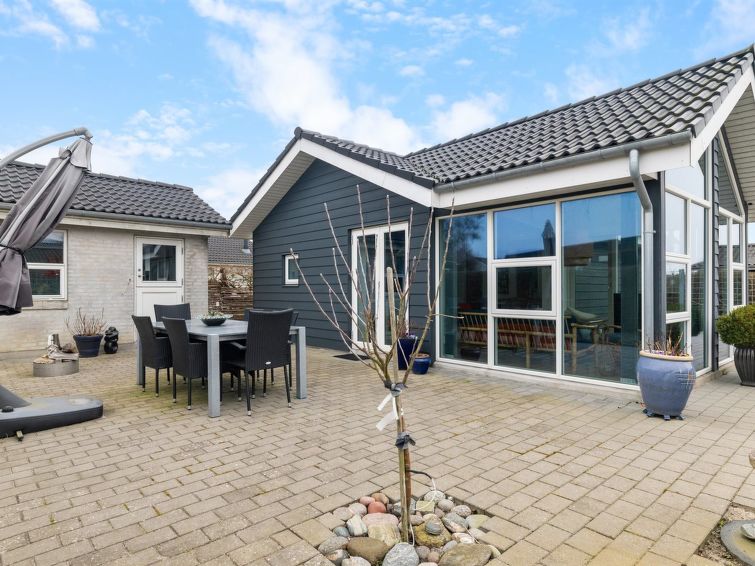 "Arnulfuer" - 100m from the sea", huis 3-kamers 66 m2. Het objekt is geschikt voor 6 volwassenen + 1 kinderen. Woonkamer met TV. 1 kamer met 1 2-pers bed. Studio 1 kamer met met 2 bedden en 1 2-pers b..
