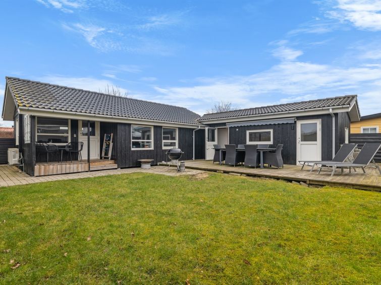 "Dida" - 120m from the sea", huis 3-kamers 71 m2. Het objekt is geschikt voor 6 volwassenen + 1 kinderen. Woonkamer met TV. 1 kamer met 1 2-pers bed. Studio 1 kamer met met 1 2-pers bed. Keuken (oven,..